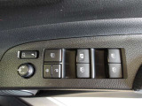パワーウィンドウスイッチで運転席から全席の窓の開閉ができます