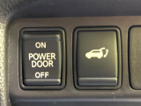 【パワーバックドア】スマートキーや運転席のボタンを押すだけでリアゲートが自動で開閉します!荷物を持っている時や、高い位置にあるバックドアを閉める際に便利な機能です♪
