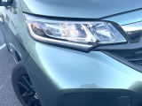 【LEDヘッドライト】悪天候や夜間走行時も良好な視界を確保し安心して運転できる高輝度LEDヘッドライトを装備!点灯速度が早く、消費電力も抑えられています。