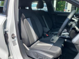 人間工学に基づいて設計されたシートは車のもっているドライビングフィールを存分にドライバーに伝えてくれるクオリティの高い仕上がりとなっています。