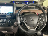 【ハンドル】運転にかかわる様々な操作を安全に行えるように視点移動が少なく操作性に配慮されたスイッチ類が凝縮されたコックピットです。