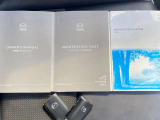 取扱説明書やメンテナンスノート、ナビ説明書に加え、便利なスペアを含むアドバンストキー2個が揃っています。お車の使用方法や過去の整備履歴が明確で、ご購入後も安心のカーライフをお楽しみいただけます。
