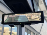 インテリジェントルームミラー☆後席に乗っている人や、大きな荷物を載せていると見にくくなりがちな後方視界。。こちらは車両後方のカメラ映像をミラーに映すので、天候にも影響されないクリアな後方視界を実現☆