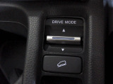 レバーを上下に操作する事で4つのモードを選択できるDRIVE MODEスイッチ、急な下り坂や滑りやすい路面でブレーキを一定の低速を保って走行するのを支援するヒルディセントコントロールスイッチです。
