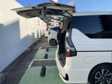 ☆バックドアを大きく開くと大きい荷物の出し入れができますね♪