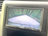 【バックカメラ】駐車時に後方がリアルタイム映像で確認できます。大型商業施設や立体駐車場での駐車時や、夜間のバック時に大活躍!運転スキルに関わらず、今や必須となった装備のひとつです!
