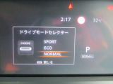 D-MODEで走行モードをノーマル、エコ、スポーツに設定出来ます。エコモード時にはアクセンOFF時の減速が停止する勢いでブレーキを踏む回数が減ります。