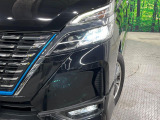 【LEDヘッドライト】悪天候や夜間走行時も良好な視界を確保し安心して運転できる高輝度LEDヘッドライトを装備!点灯速度が早く、消費電力も抑えられています。