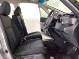 女性でも運転がしやすいように、シートの高さ調整機能(シートリフター)がついています。運転席と助手席の間が空いている為、助手席側への移動がスムーズです。交通量の多い道でも助手席側から乗り降りができます。