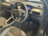 Jeepのタフさが伝わってくる太めのステアリングになっております。