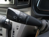 ワイパースイッチです。操作部もシンプルで使いやすく配置されています。