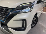 【LEDヘッドライト】悪天候や夜間走行時も良好な視界を確保し安心して運転できる高輝度LEDヘッドライトを装備!点灯速度が早く、消費電力も抑えられています。