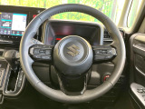 インテリアに合わせたデザインのステアリングは、運転される方のことも考え、運転しやすい形状、大きさです。是非一度、実際に触ってお確かめください。