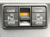 【両側パワースライドドア】スマートキーや運転席のスイッチで後席両側スライドドアの開閉が可能♪電動だから力を入れてドアを開ける必要が無く、小さなお子様でも簡単に開け閉めでき快適です♪