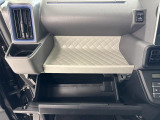 助手席側のインパネトレイは大きくてボックスティッシュも置けます!【グローブボックス】車検証入れ収納♪