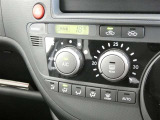 フロントオートエアコン装備ですので常にお好みの温度に調整ができ車内を快適な空間に保ってくれます。
