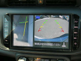 ギアを『R』に入れた後、カメラボタンを押すと、運転席から見えない左側面をナビ画面にうつしてくれるので、幅寄せや縦列駐車がし易くなります。