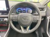 インテリアに合わせたデザインのステアリングは、運転される方のことも考え、運転しやすい形状、大きさです。是非一度、実際に触ってお確かめください。