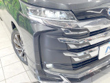 【LEDヘッドライト】悪天候や夜間走行時も良好な視界を確保し安心して運転できる高輝度LEDヘッドライトを装備!点灯速度が早く、消費電力も抑えられています。