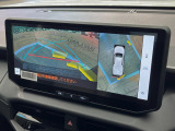 【パノラミックビューモニター】専用のカメラにより、上から見下ろしたような視点で360度クルマの周囲を確認することができます☆死角部分も確認しやすく、狭い場所での切り返しや駐車もスムーズに行えます。