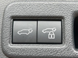 【パワーバックドア】スマートキーや運転席のボタンを押すだけでリアゲートが自動で開閉します!荷物を持っている時や、高い位置にあるバックドアを閉める際に便利な機能です♪