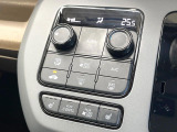 【オートエアコン】一度お好みの温度に設定すれば、車内の温度を検知し風量や温度を自動で調整。暑い&hellip;寒い&hellip;と何度もスイッチ操作をする必要はありません。快適な車内空間には必須の機能ですね♪