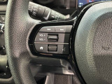 ステアリングにオーディオ操作スイッチが付いています。オーディオ画面に直接タッチしなくても操作が出来ますので、運転に集中できます。