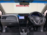 ドライバーの操作性・視認性に配慮した運転席。