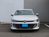 LEDマトリクスヘッドライト「IQ.LIGHT」を装備。フロントカメラで対向車や先行車を検知してLEDを個別で自在に点灯消灯の制御をし、最適な配光を可能にしたヘッドライトシステムでございます。