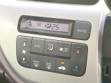 【オートエアコン】一度お好みの温度に設定すれば、車内の温度を検知し風量や温度を自動で調整。暑い&hellip;寒い&hellip;と何度もスイッチ操作をする必要はありません。快適な車内空間には必須の機能ですね♪