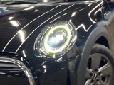 ●LEDヘッドライト:夜間走行時も良好な視界を確保し安心して運転できる高輝度LEDヘッドライトを装備!点灯速度が早く、消費電力も抑えられています。