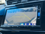 バックモニター装備。画面にて後方の確認が行えるので、バック駐車や車庫入れの際には重宝します。車の運転に慣れない方でも安心のガイドライン表示機能付。
