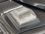 納車前整備は、メルセデスベンツ国際認定メカニックによる最新の検査ライン等の施設が充実した当社工場で入念に行います。メルセデス・ベンツの定める厳しい基準をクリアしたお車のみをご案内させて頂きます。
