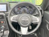 インテリアに合わせたデザインのステアリングは、運転される方のことも考え、運転しやすい形状、大きさです。是非一度、実際に触ってお確かめください。