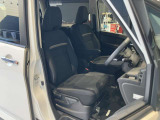 運転席まわりです。運転席からの視界が左右に広く隅々まではっきりと見渡せます!クルマの前端も把握しやすく安心して運転できます!