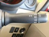 【オートライト】周りの明るさに応じて自動でヘッドライトの点灯・消灯ができる機能です!ライトの付け忘れ・消し忘れなどが無くなり、雨の日や夕方の走行も安心!トンネル通過時も便利ですね