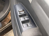【パワーウィンドウ集中スイッチ】運転席のパワーウィンドスイッチ位置には運転以外の窓の開閉・ロック機能も付いています