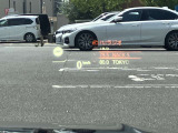 人気のヘッドアップディスプレイ!現在の車速、ナビゲーション・システムによるルート案内の矢印表示、チェック・コントロール、前車接近警告など、さまざまな情報をドライバーの視界内に直接表示いたします!