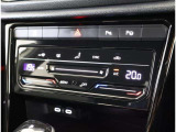 ★運転席、助手席のエアコンの温度を別々で調整することができる2ゾーンエアコンです★