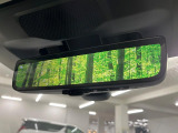 【スマートリヤビューミラー】後席の大きな荷物や同乗者で後方が確認しづらい時でも安心!カメラが撮影した車両後方の映像をルームミラー内に表示。クリアな視界で状況の確認が可能です!