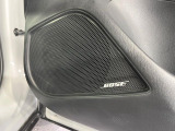 【BOSEサウンドシステム】メーカーオプションの高品位サウンドシステムを搭載。専用のチューニングが施された大小様々なスピーカーから良質なサウンドが奏でられ、臨場感あふれる音響空間を演出します。