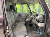 運転席まわりには十分なスペースがあり、大柄な方でもゆったり運転していただける環境です。