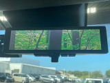 【インテリジェントルームミラー】後席の大きな荷物や同乗者で後方が確認しづらい時でも安心!カメラが撮影した車両後方の映像をルームミラー内に表示。クリアな視界で状況の確認が可能です!