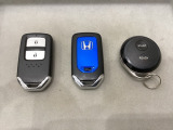 スマートキーを装備しています。鍵を差し込むことなくドアロックの開け閉めと、スタートボタン操作でのエンジンスタートができます。加えて、純正リモコンエンジンスターター用の操作キーもついています。