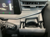 運転席側前部にドリンクホルダーあります♪運転中でも手が届きやすい位置にあって使い易いです♪