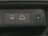 小物置きや、ワイヤレス充電、USB電源ソケット(タイプA、タイプC)が前席中央にあり、便利に使えます☆