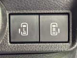 【両側パワースライドドア】スマートキーや運転席のスイッチで後席両側スライドドアの開閉が可能♪電動だから力を入れてドアを開ける必要が無く、小さなお子様でも簡単に開け閉めでき快適です♪