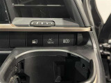 オートマチックハイビームとは、先行車や対向車のライトを認識し、ハイビームとロービームを自動で切り替える機能です。夜道の視界を確保します。詳細は販売店スタッフまでおたずねください。