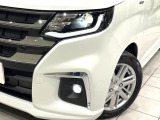 【LEDヘッドライト】悪天候や夜間走行時も良好な視界を確保し安心して運転できる高輝度LEDヘッドライトを装備!点灯速度が早く、消費電力も抑えられています。