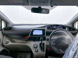 落ち着いたカラーの内装で、ゆったりと運転したい方に。